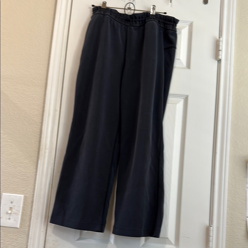 Lululemon softstreme cropped pants